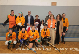 Familia de Alberto Areces con el equipo femenino de hockey patines INEF-Galicia (Foto cedida por La Opinión A Coruña)